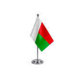 Drapeau bureau de Madagascar modèle Argent avec mât et socle en acier inoxydable