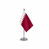 Drapeau bureau du Qatar modèle Argent avec mât et socle en acier inoxydable