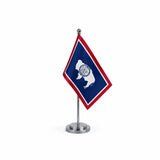 Drapeau Bureau du Wyoming modèle Argent avec mât et socle en acier inoxydable